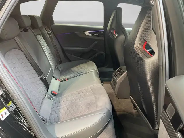 Audi RS4 view 6