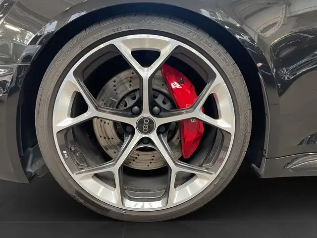 Audi RS4 view 7