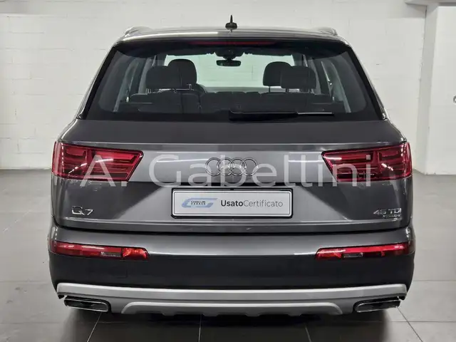 Audi Q7 view 5