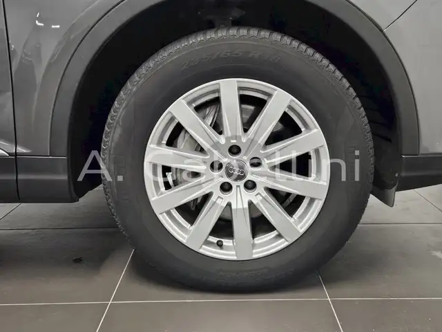 Audi Q7 view 9