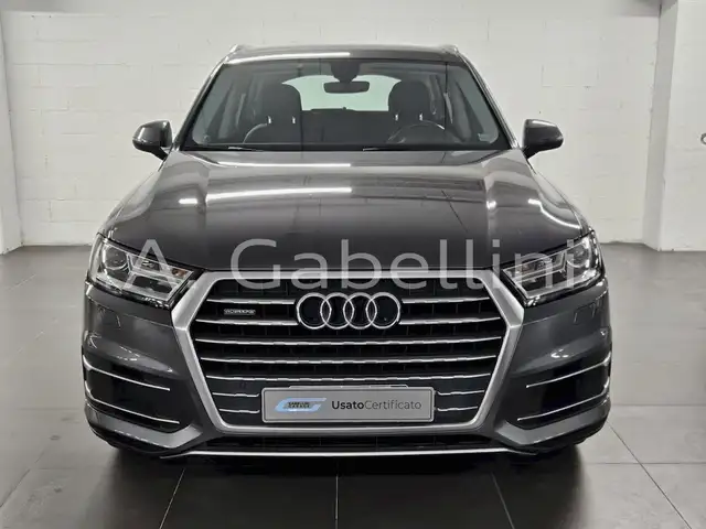 Audi Q7 view 2