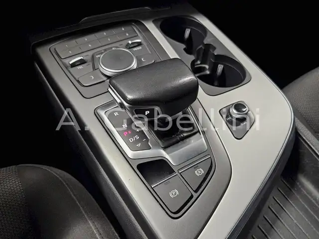 Audi Q7 view 11