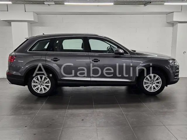 Audi Q7 view 3