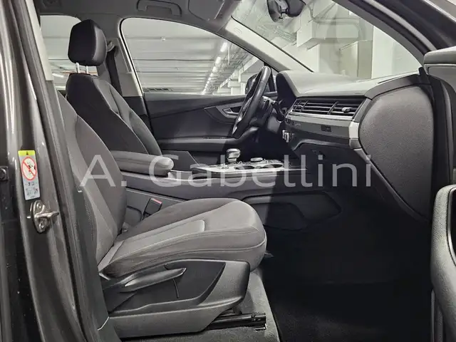 Audi Q7 view 8