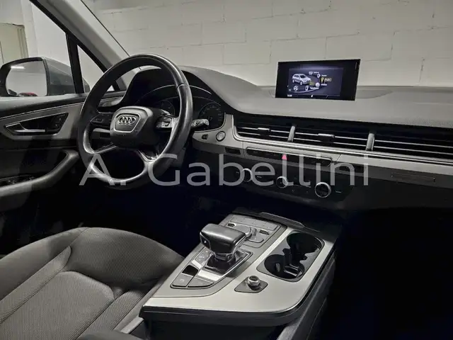 Audi Q7 view 6