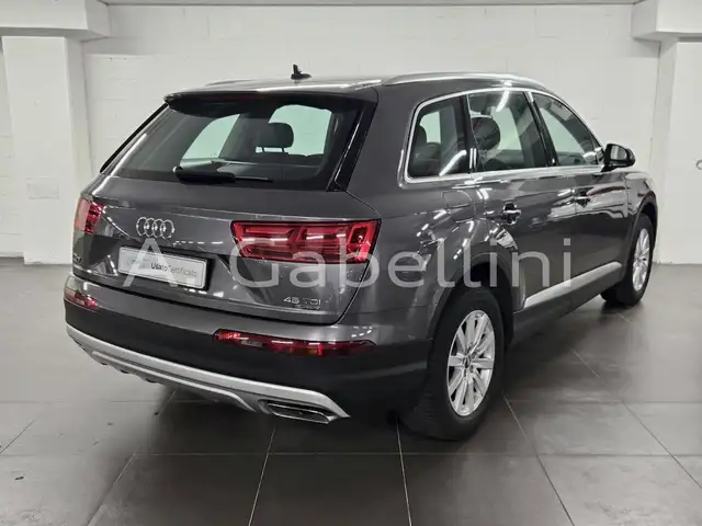 Audi Q7 view 4