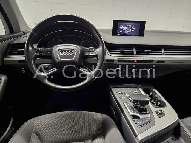 Audi Q7 view 7