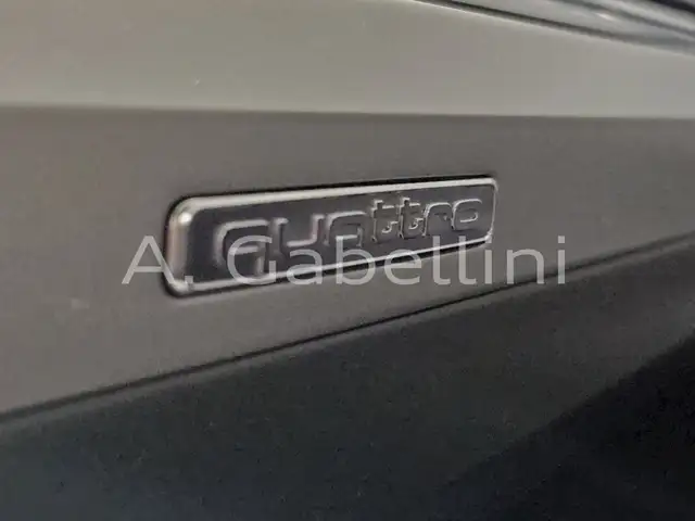 Audi Q7 view 14