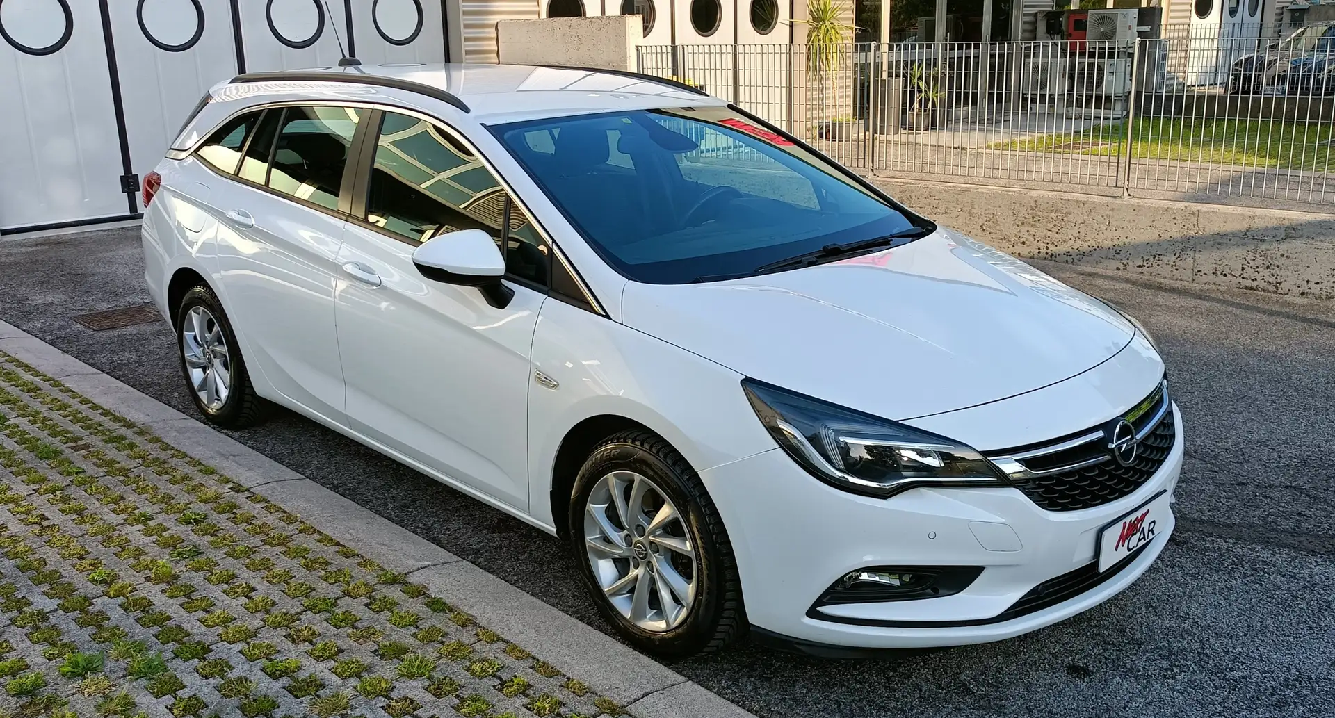 Opel Astra Sports Tourer 1.6 CDTI 136cv Business S&S Aut. Blanc - 1
