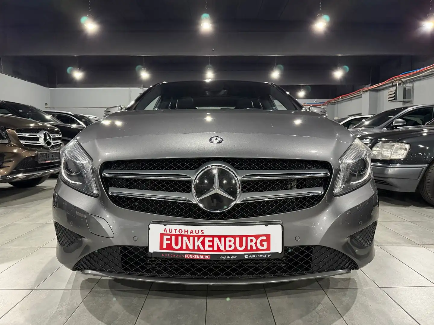 Mercedes-Benz A 200 PANO/AUT/LEDER/NAVI/XENON/KAMERA/SHZ/TEMP Gris - 2