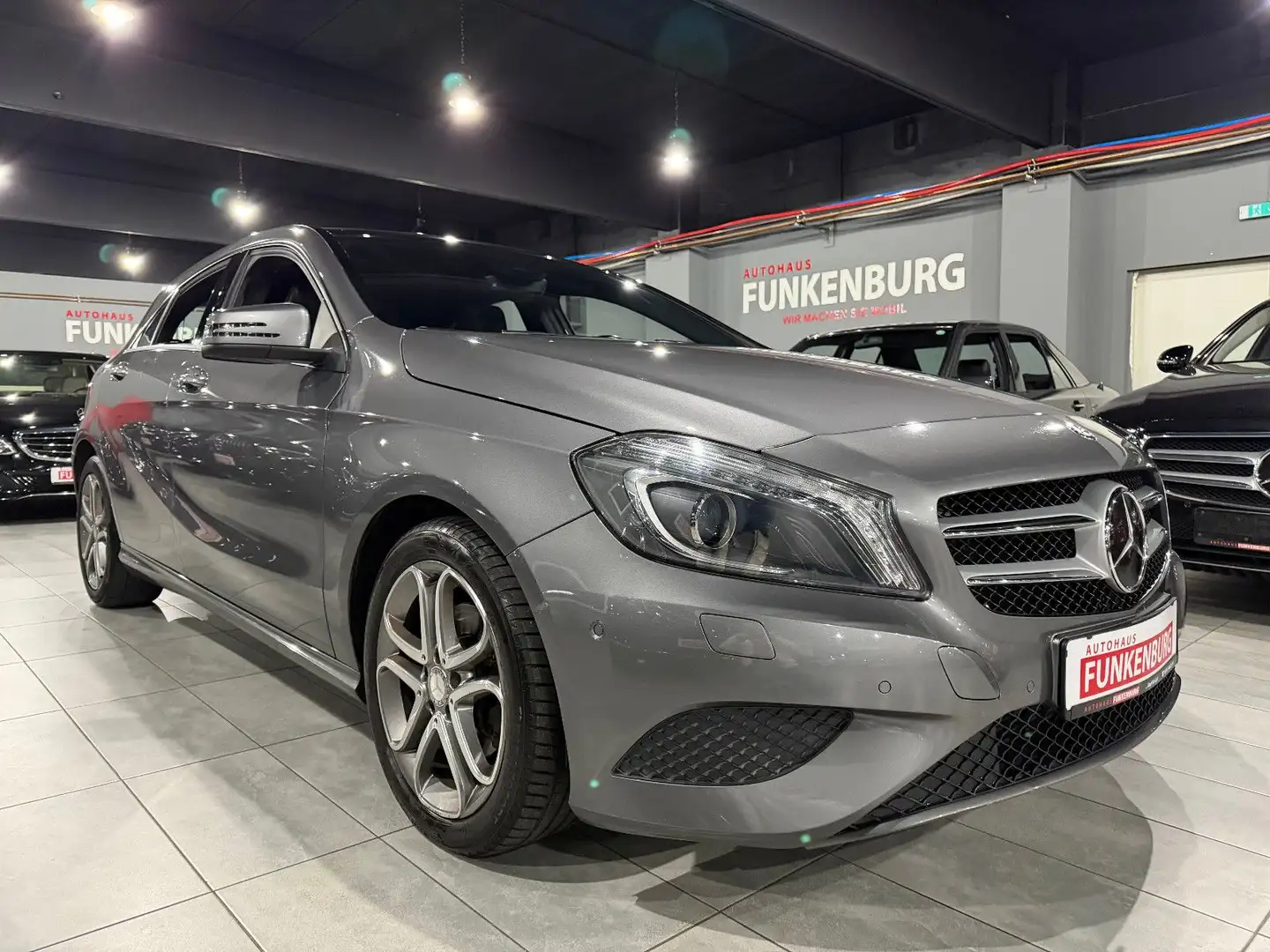 Mercedes-Benz A 200 PANO/AUT/LEDER/NAVI/XENON/KAMERA/SHZ/TEMP Gris - 1