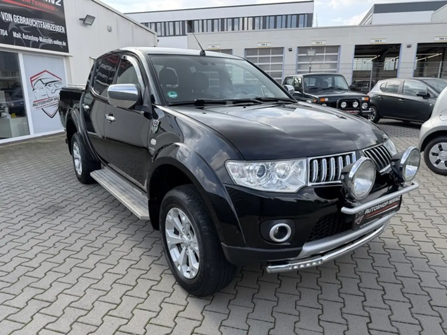 Mitsubishi L200 2.5DI-D 4WD Doppelkabine **Top-Gepflegt** Schwarz - 2