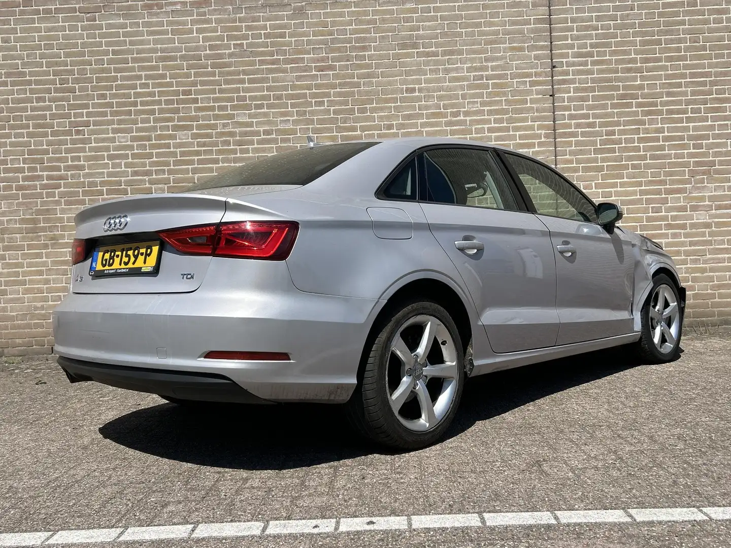Audi A3 Limousine 1.6 TDI Attraction Pro Line Plus Automaa Grijs - 2