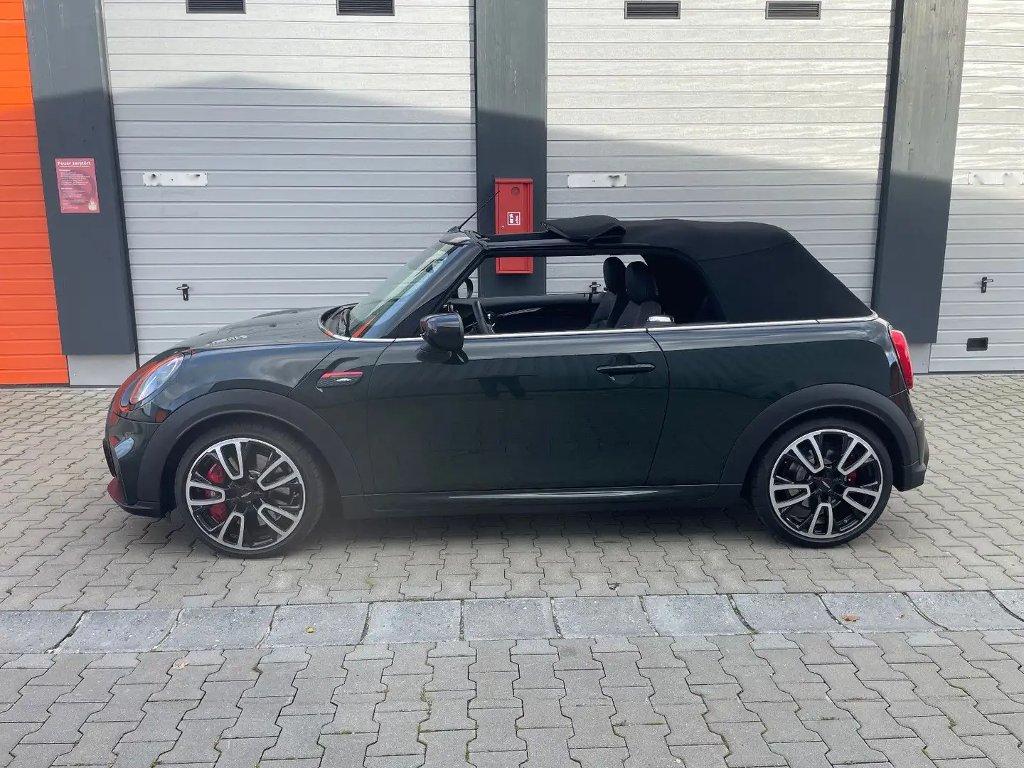 MINI John Cooper Works Cabrio John Cooper Works+Rebel Grün - 2
