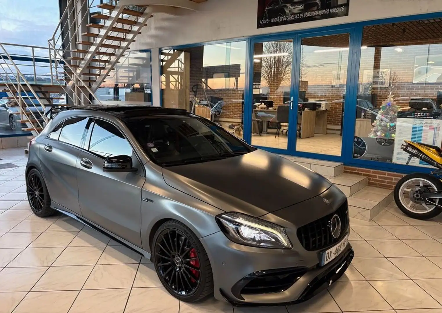 Mercedes-Benz A 45 AMG Mercedes A45 AMG 381ch 4MATIC PACK AERO CAMERA-JANTES 19-TOIT OUV-SIEGES RECARO-GRIS MAT-SON HARMAN KARDON Grau - 1