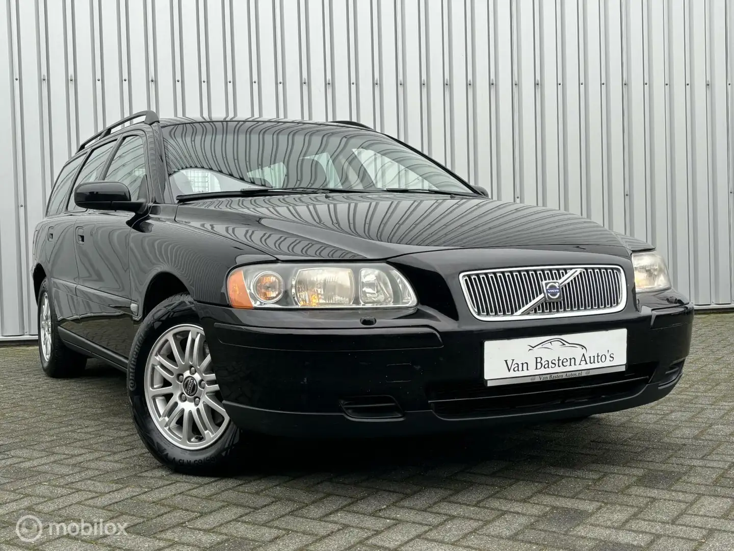 Volvo V70 2.4 Edition | 170pk | Trekhaak | Youngtimer | 2006 Black - 1