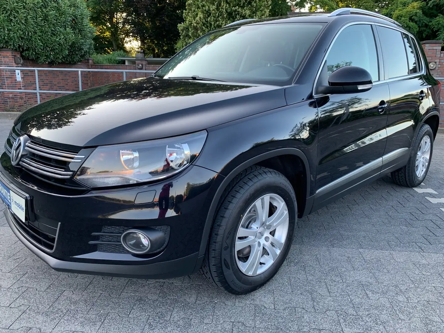Volkswagen Tiguan 2.0 TDI DPF BlueMotion Sport*AHK*NAVI*PDC*SITZH. Zwart - 1