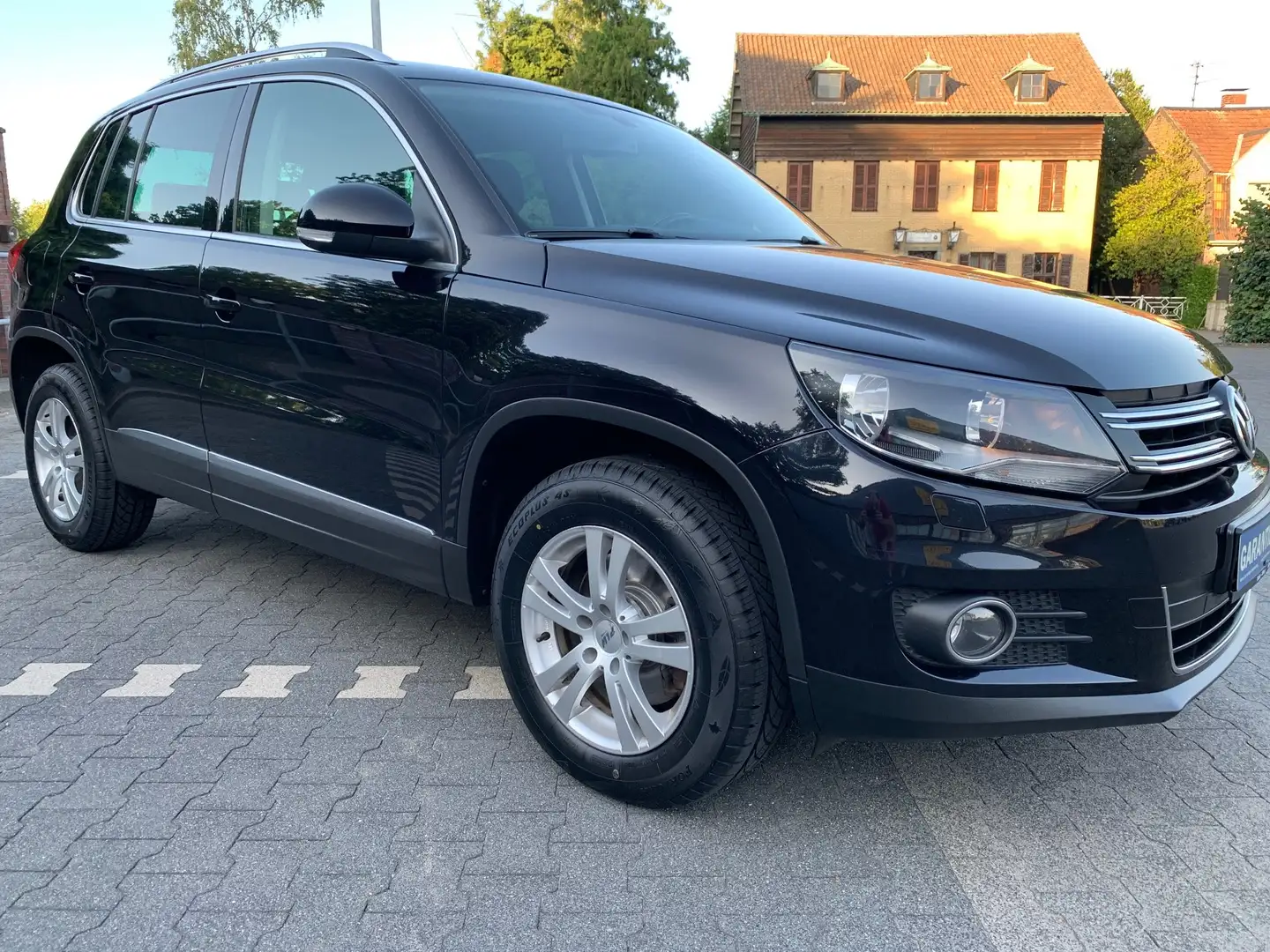 Volkswagen Tiguan 2.0 TDI DPF BlueMotion Sport*AHK*NAVI*PDC*SITZH. Zwart - 2