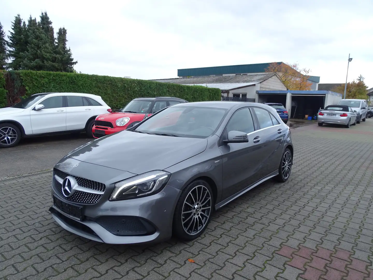 Mercedes-Benz A 180 AMG Line LED, Navigation, aktiver Parkassistent, Gris - 2