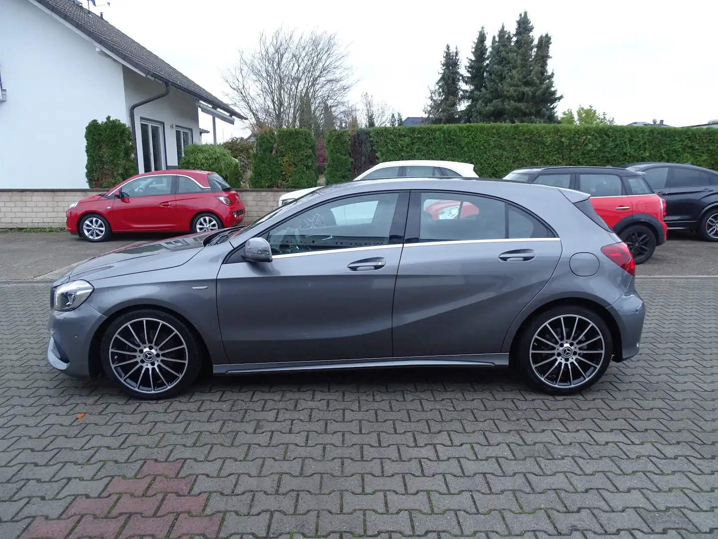 Mercedes-Benz A 180 AMG Line LED, Navigation, aktiver Parkassistent, Gris - 1