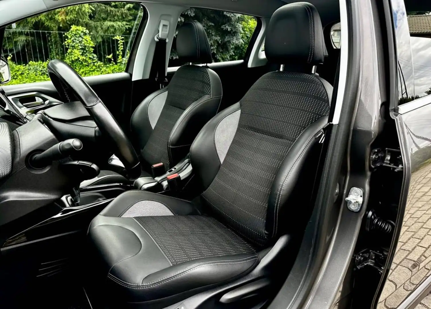 Peugeot 2008 2008 1,2 PureTech 82 Active ASG5 Active Grau - 2