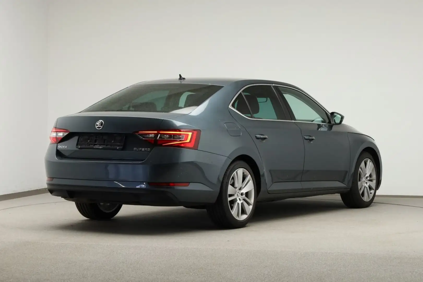 Skoda Superb 1.8 DSG Style*NAVI*STHZ*PDC*XENON Grau - 2