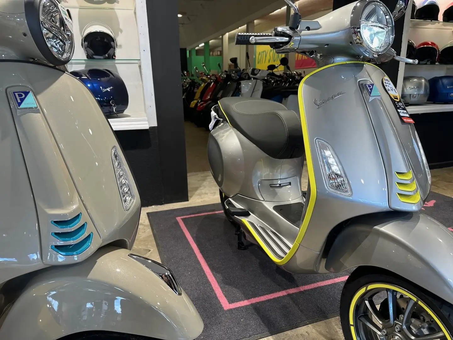 Vespa Elettrica 70 km/h NUR 10 KM WIE NEU Srebrny - 1