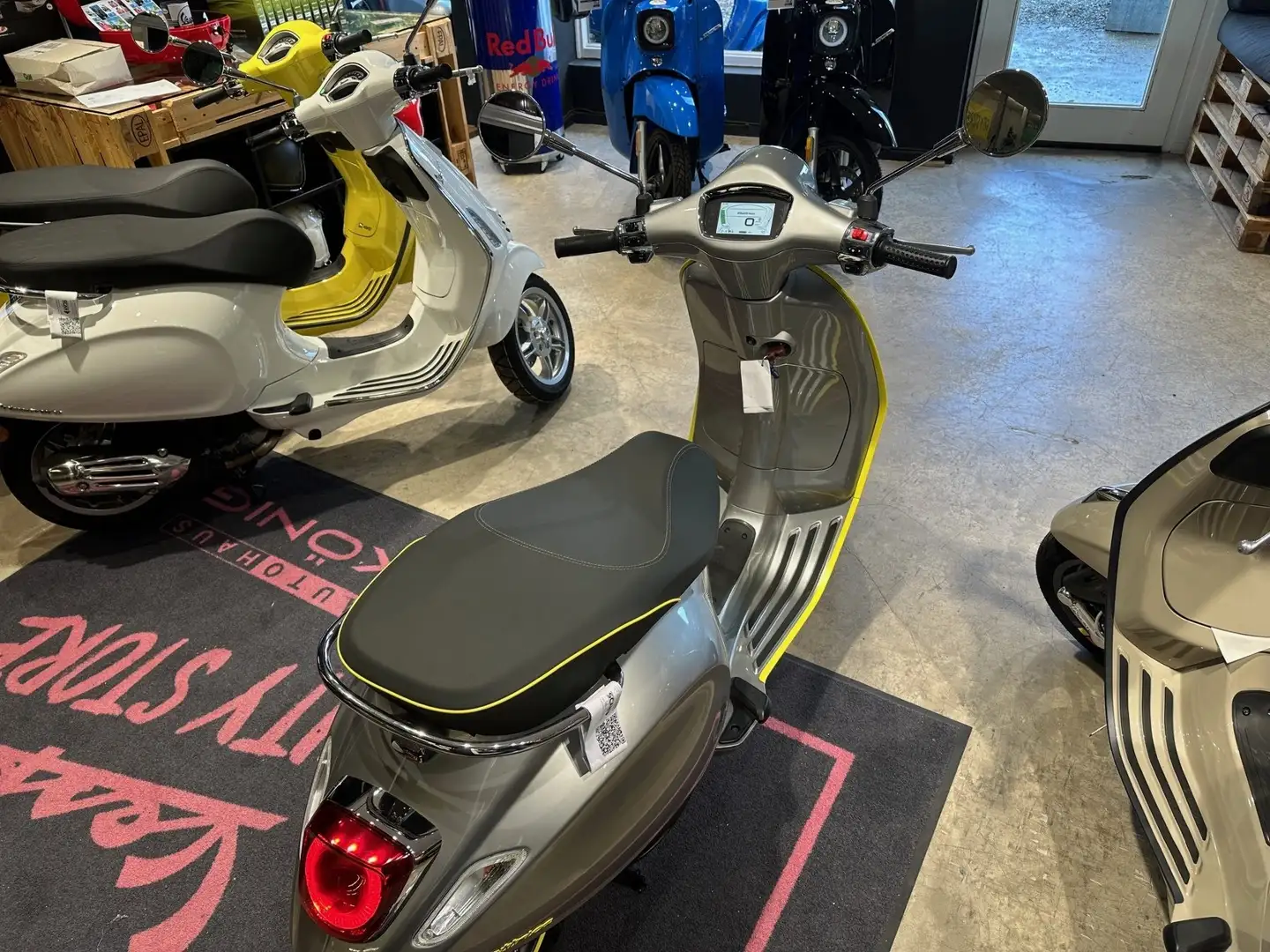 Vespa Elettrica 70 km/h NUR 10 KM WIE NEU Srebrny - 2
