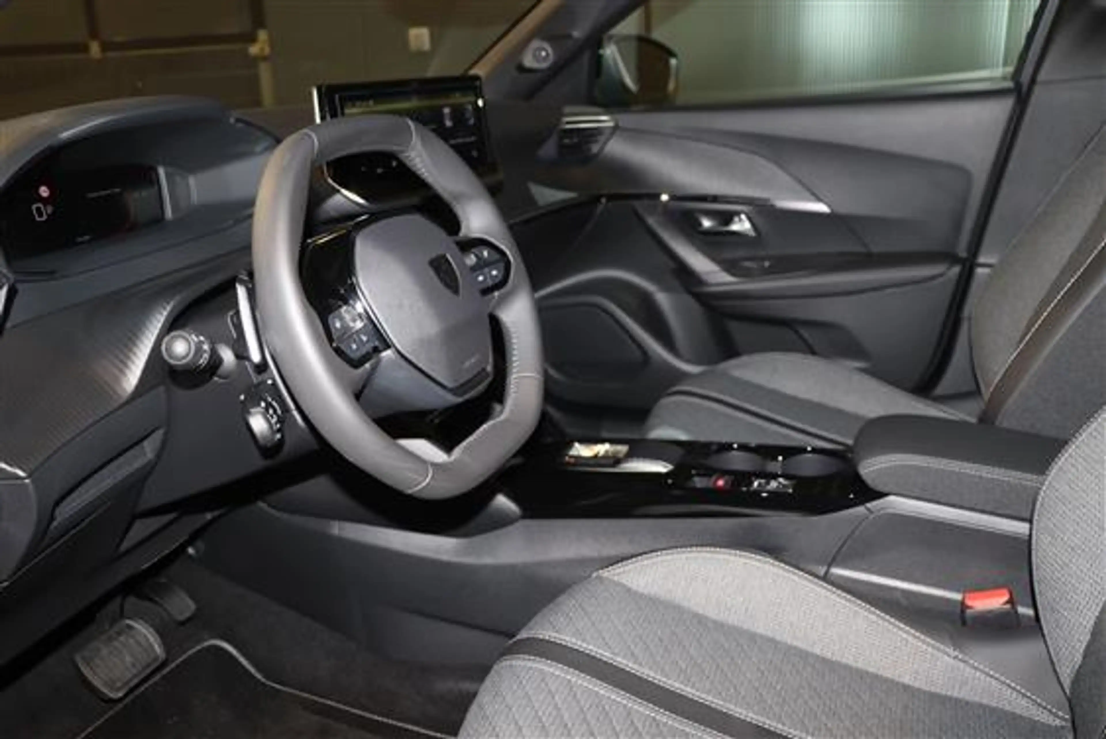 Peugeot 2008 1.2 T ALLURE automaat — photo 8