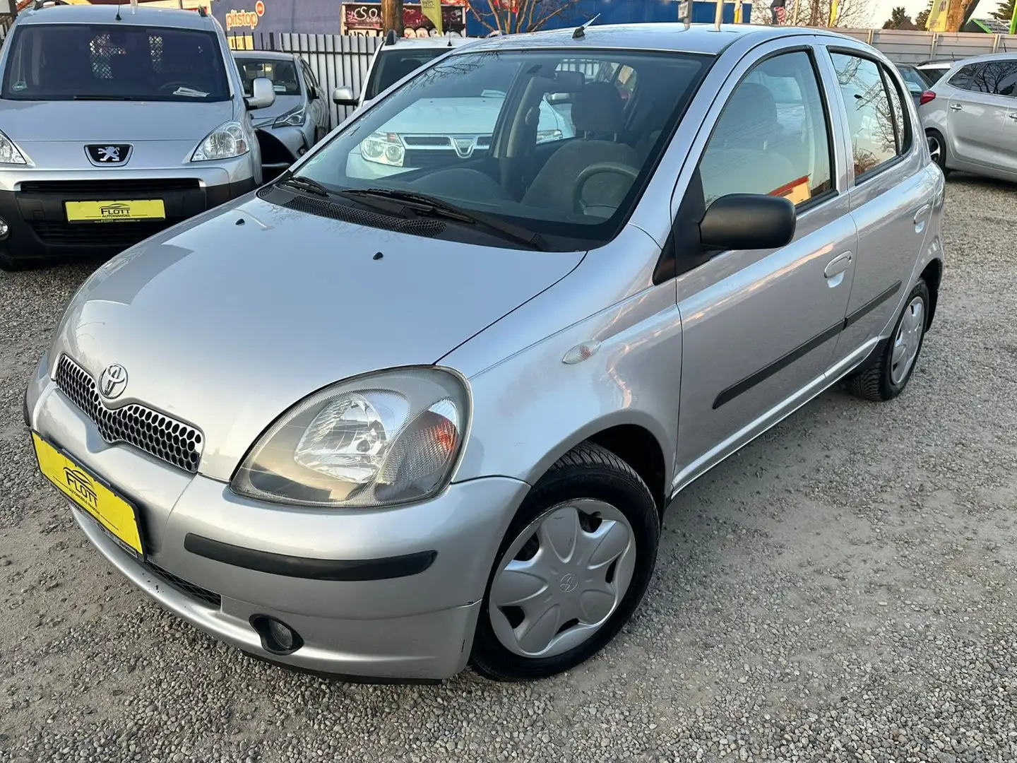 Toyota Yaris 1.3 linea sol*Klima*62TKM*TÜV NEU Argent - 2