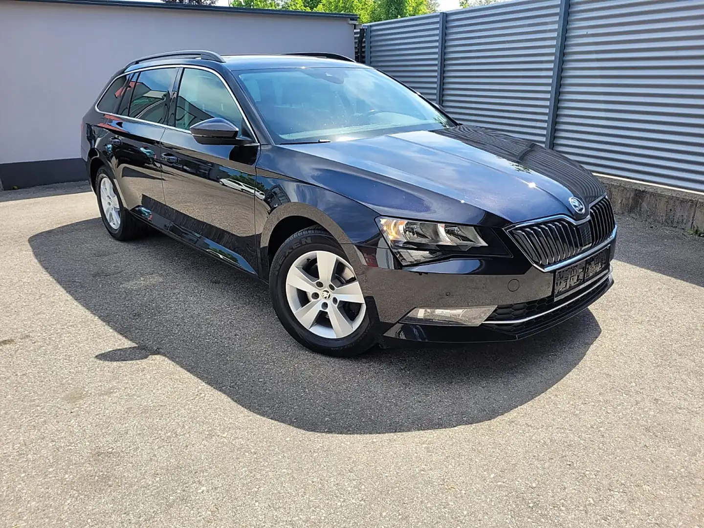 Skoda Superb Kombi 2,0 TDI Ambition Schwarz - 1