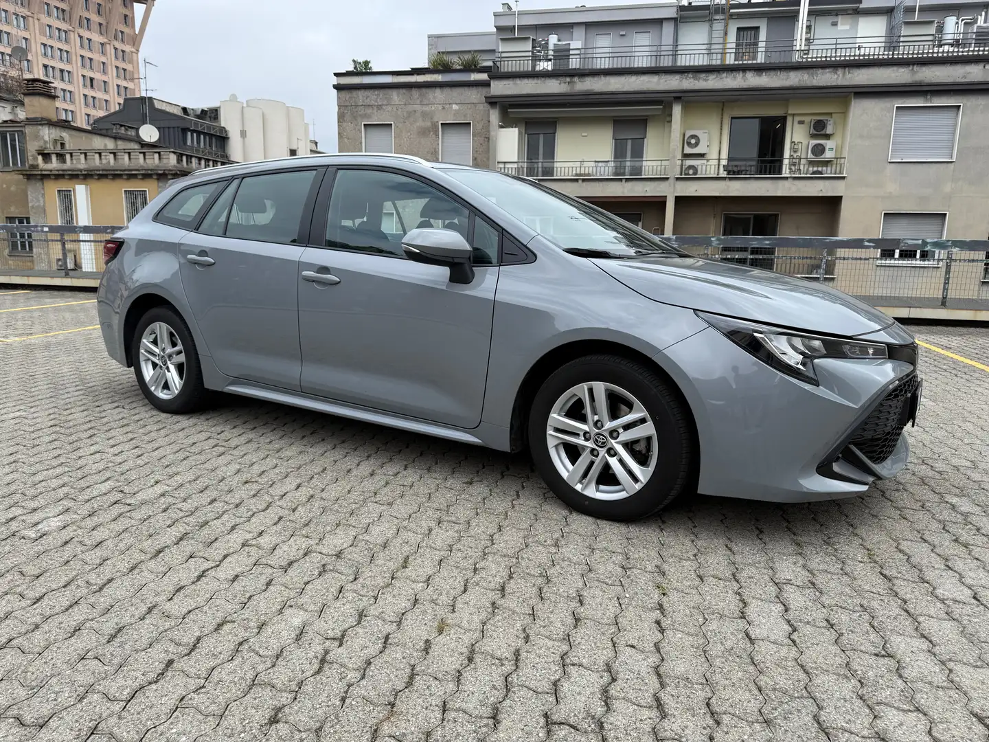 Toyota Corolla 1.8 Touring Sports SW Hybrid IBRIDA Business Gris - 1