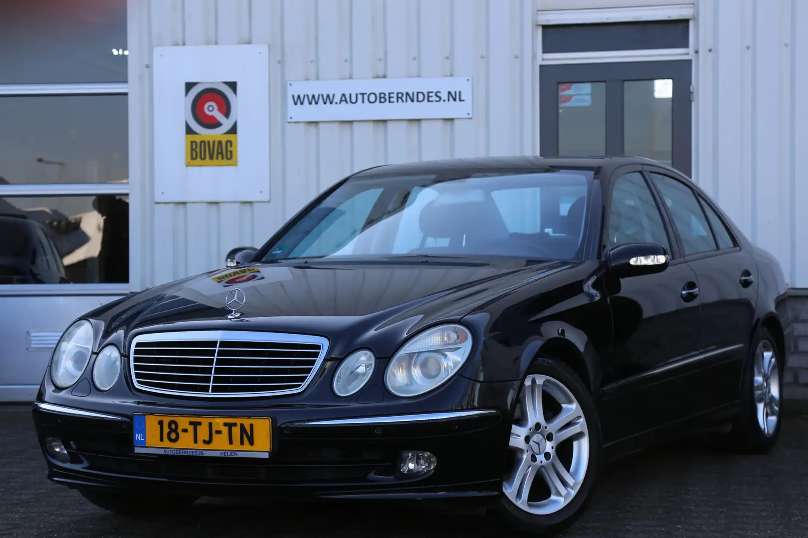 Mercedes-Benz E 200 K. Avantgarde Aut.*NL-Auto*Youngtimer*Half Leder/N Noir - 1