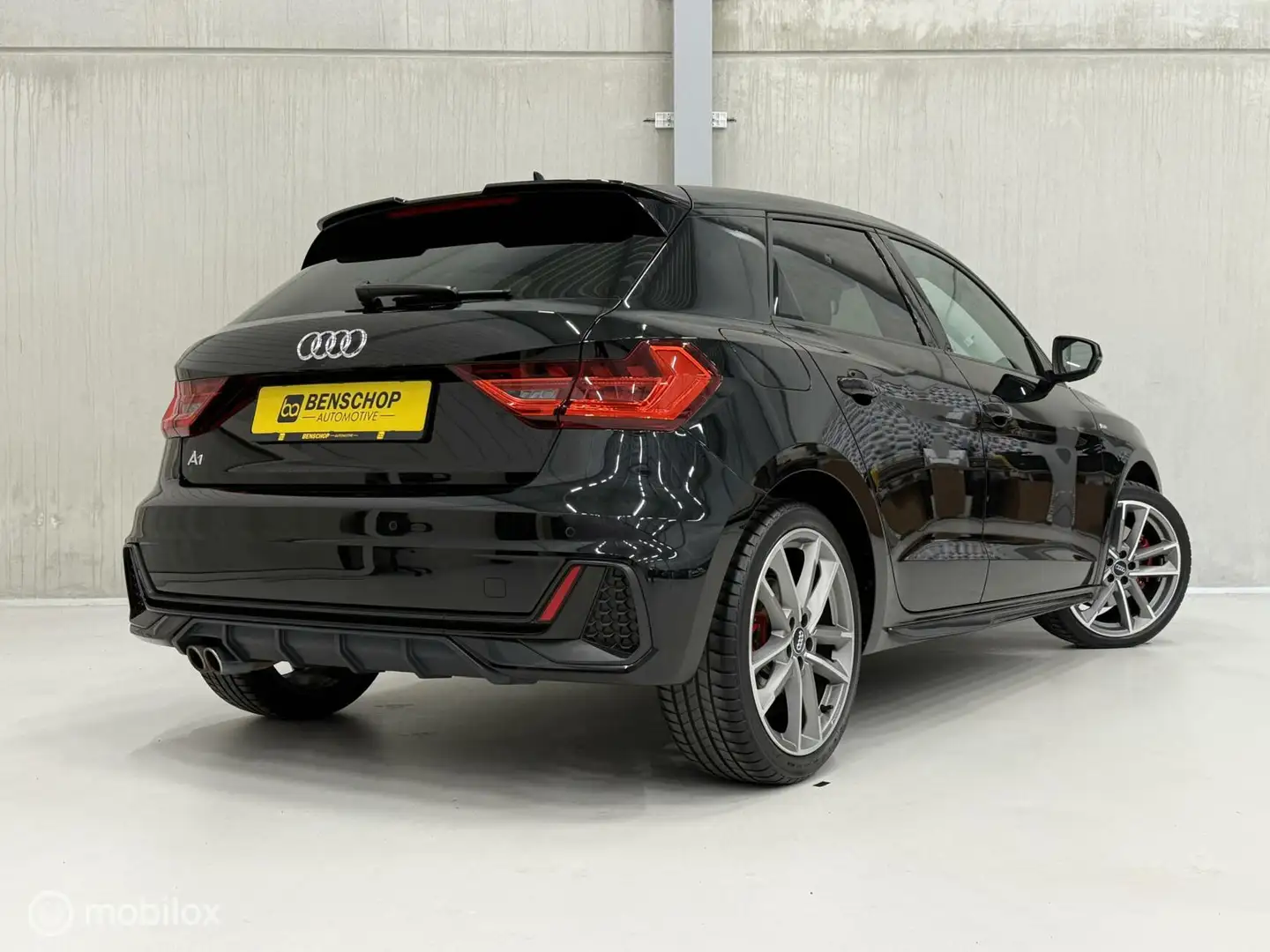 Audi A1 Sportback 40 TFSI 3x S-line 200pk Navi Sfeer LED S Zwart - 2