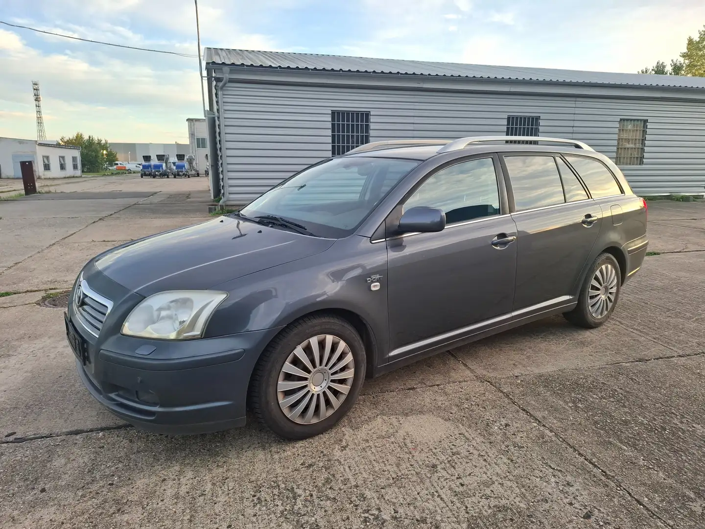 Toyota Avensis 2.2 D-CAT Executive Gris - 1