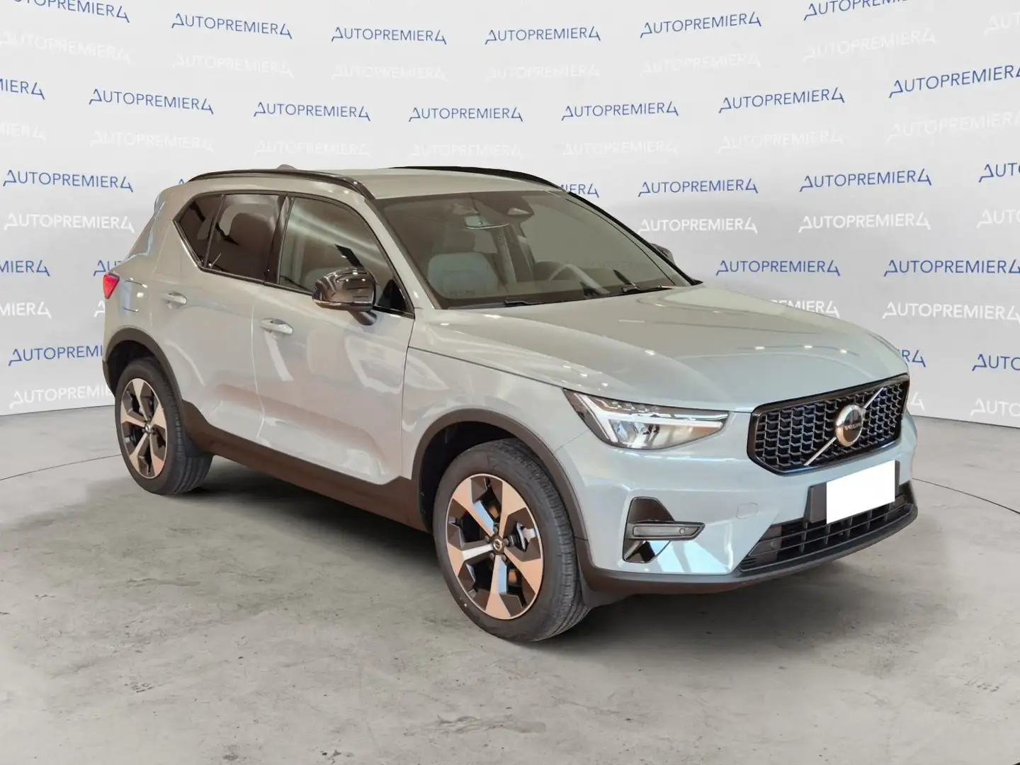 Volvo XC40 B3 automatico Plus Dark Grigio - 2