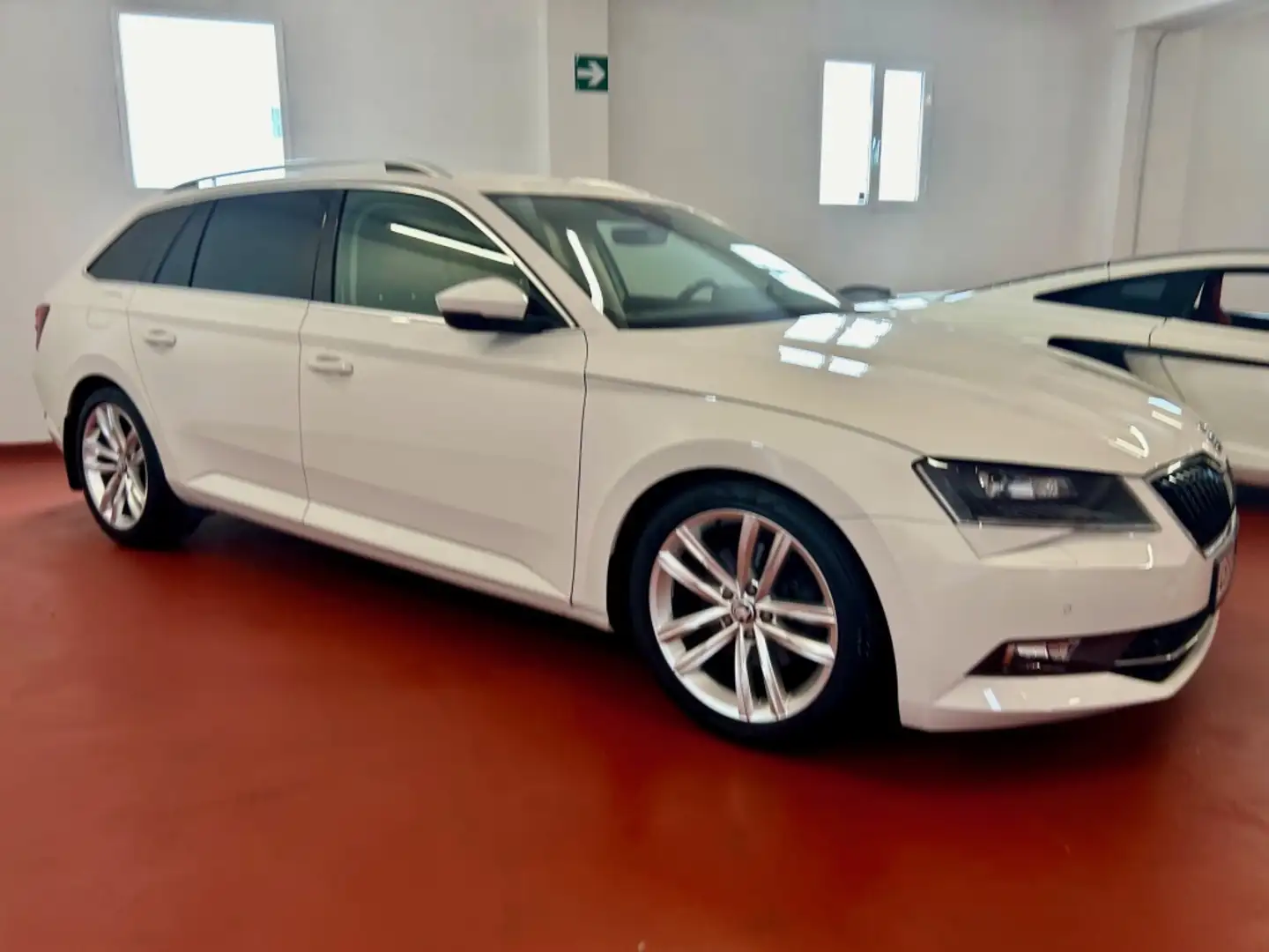 Skoda Superb Combi 2.0 TSI Elegance DSG Weiß - 1