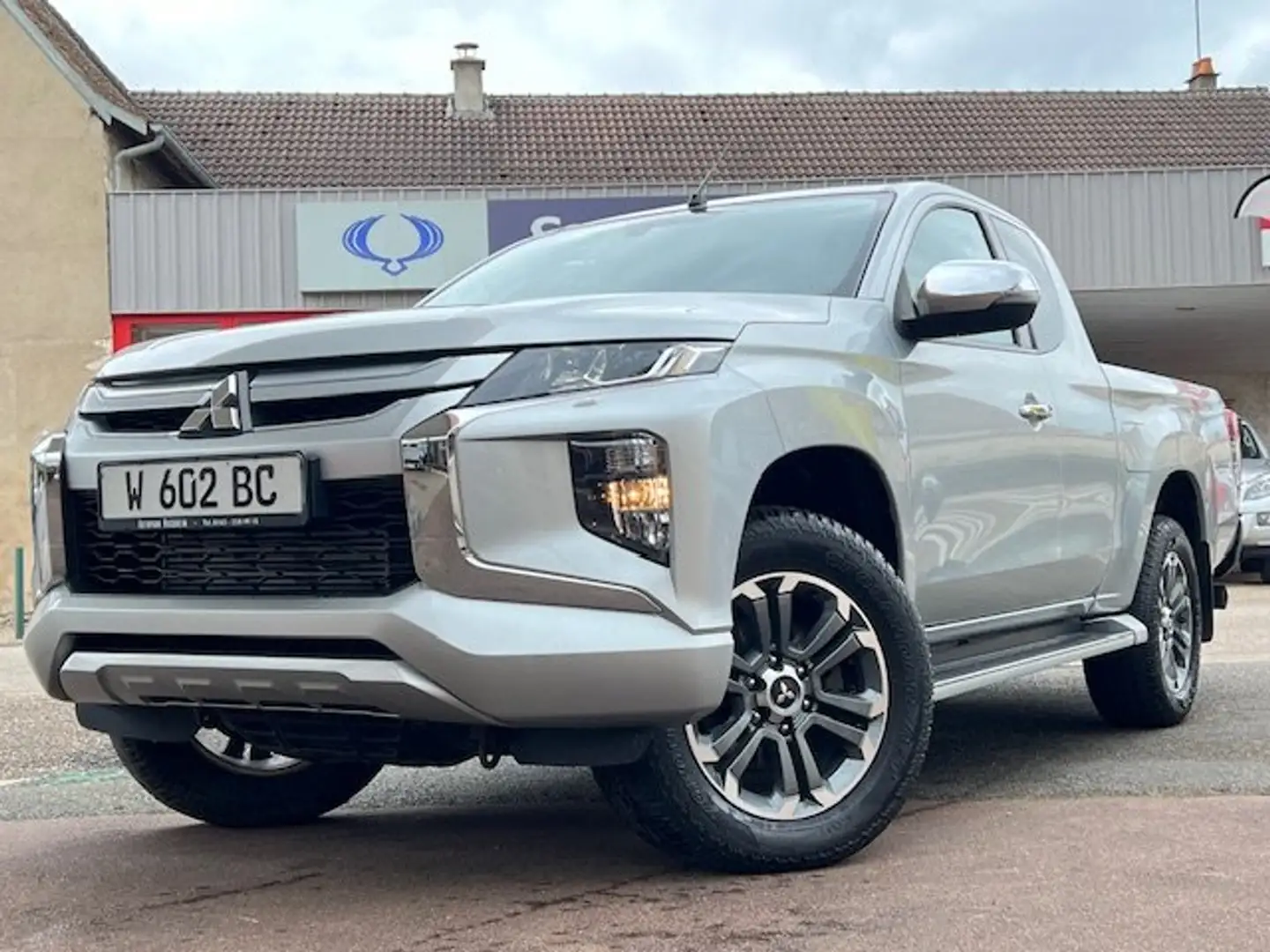 Mitsubishi L200 CLUB CAB 2.2 DI-D 150 Silber - 1