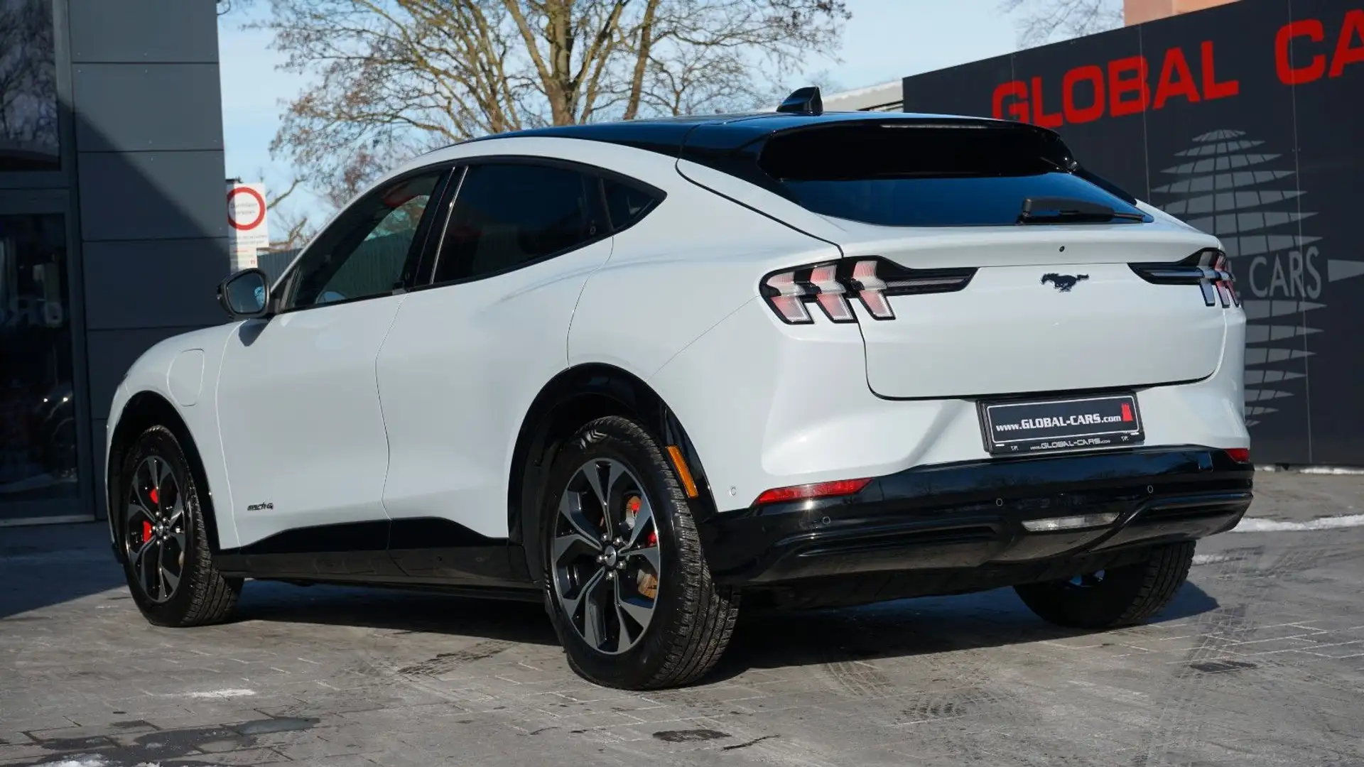 Ford Mustang Mach-E MUSTANG MACH-E AWD*PANORAMA*TECH 2 PAKET* Weiß - 2