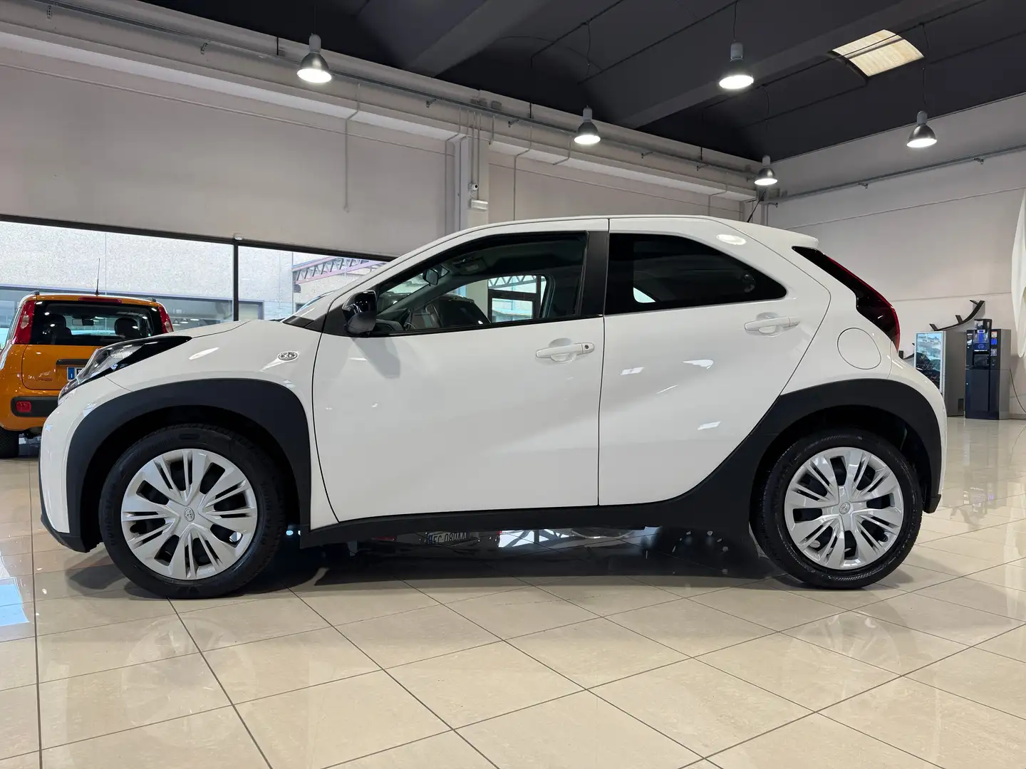 Toyota Aygo X 1.0 VVT-i 72 CV 5 porte Active ADAS PRONTA IN SEDE Wit - 2