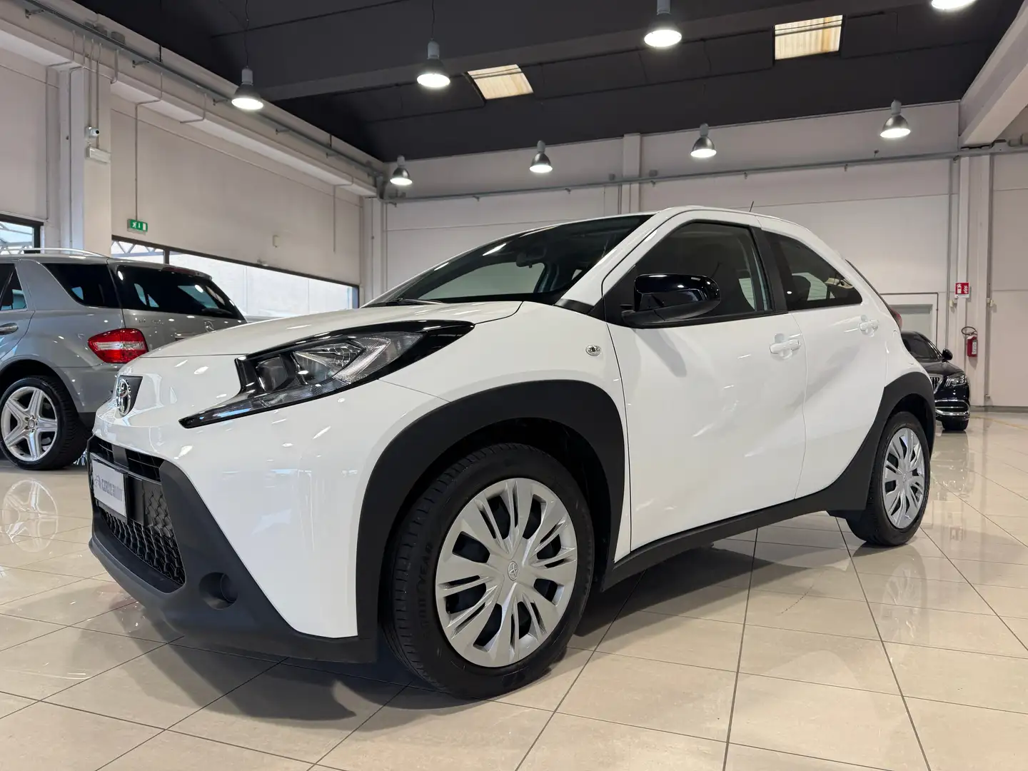 Toyota Aygo X 1.0 VVT-i 72 CV 5 porte Active ADAS PRONTA IN SEDE Wit - 1