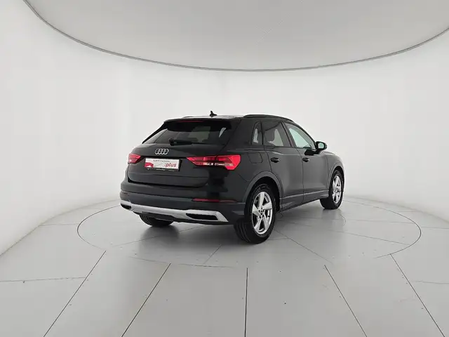 Audi Q3 view 5