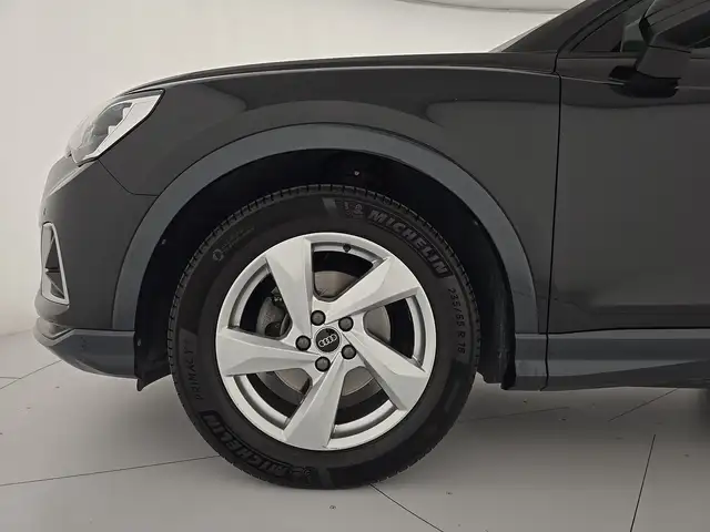 Audi Q3 view 8