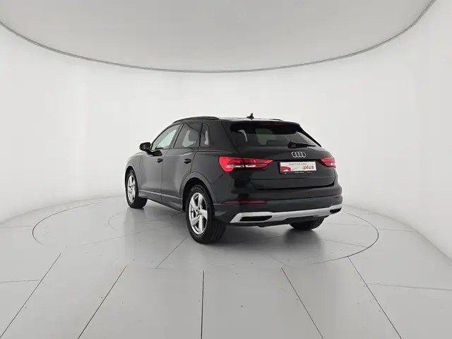 Audi Q3 view 3