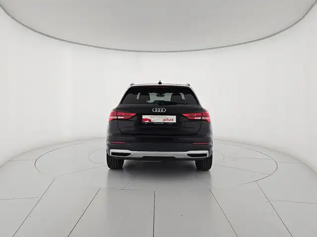 Audi Q3 view 4