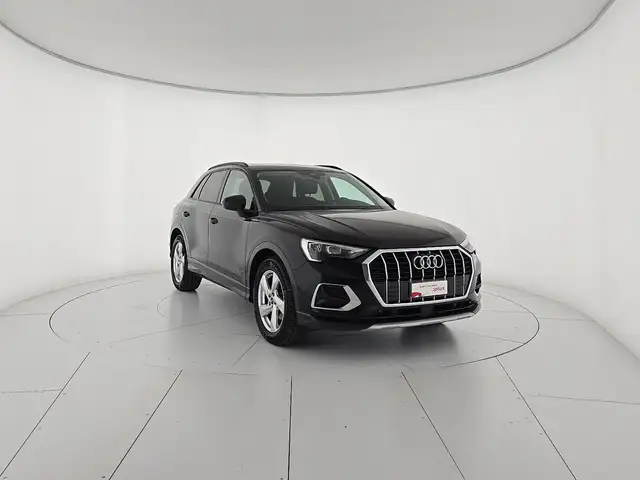 Audi Q3 view 6