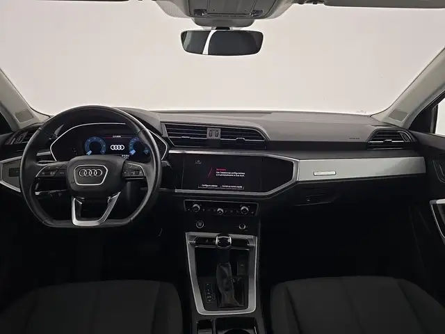 Audi Q3 view 11