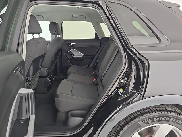 Audi Q3 view 10