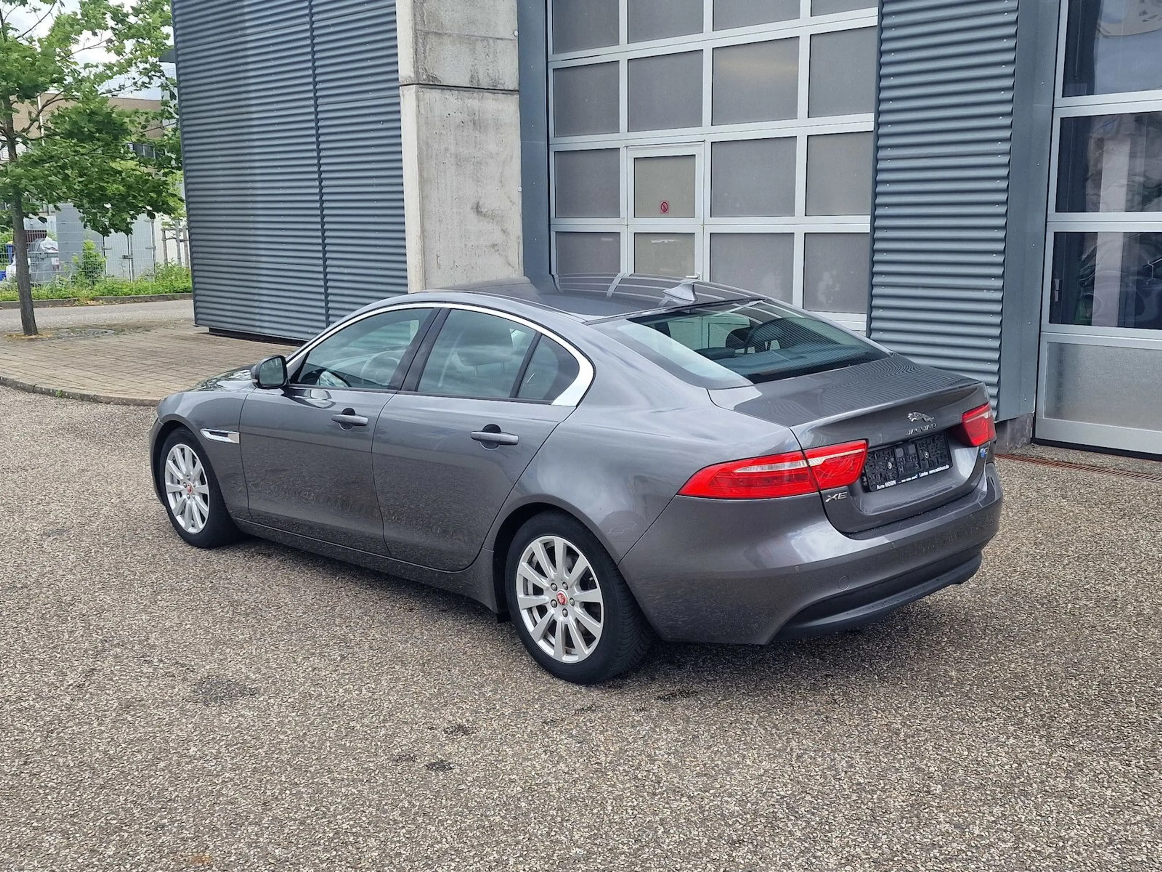 Jaguar XE Pure — photo 4