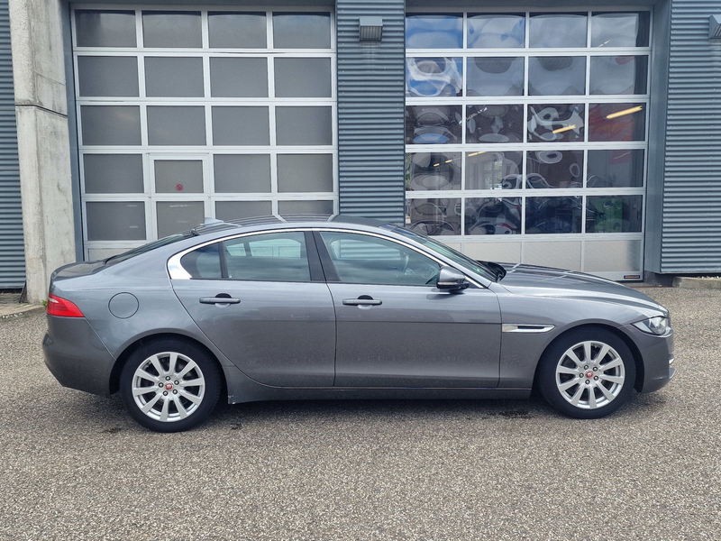 Jaguar XE Pure — photo 3
